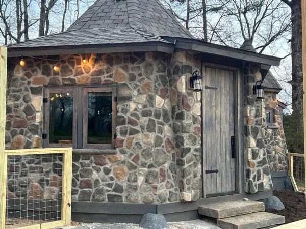 På billedet ses objektet The Hut at the Farm beliggende i byen Benton.