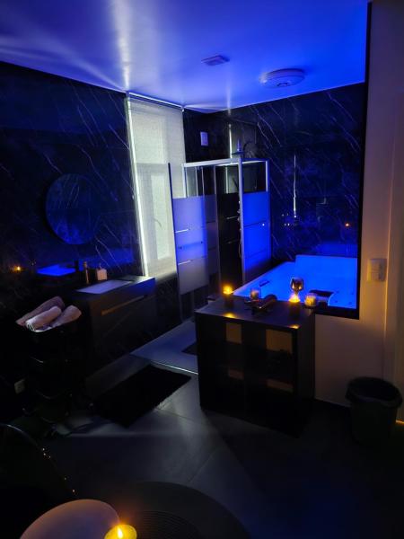 The photo shows the La Suite Gold Jacuzzi located in the city of Flémalle-Grande.