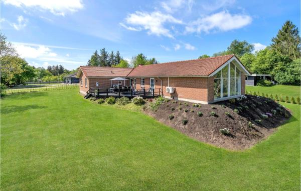Nella foto è visibile l'oggetto Pet Friendly Home In Farsø With Sauna situato nella città di Farsø.