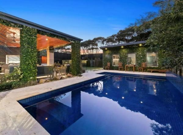 A la foto es mostra l'objecte Aroha Moana - Luxe Pool Retreat, Fireplace & Pet Friendly situat a la ciutat de Rye.
