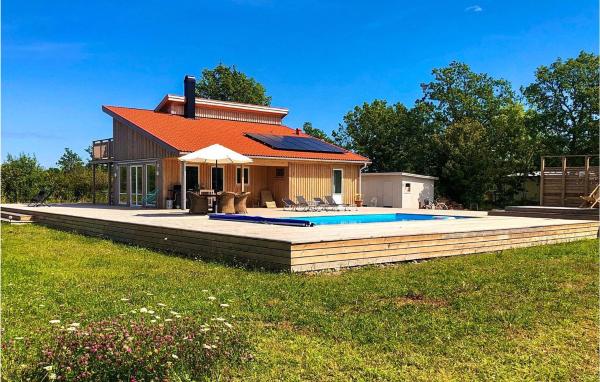 Na fotografii je vidět objekt Awesome Home In Löttorp With Sauna nacházející se ve městě Löttorp.
