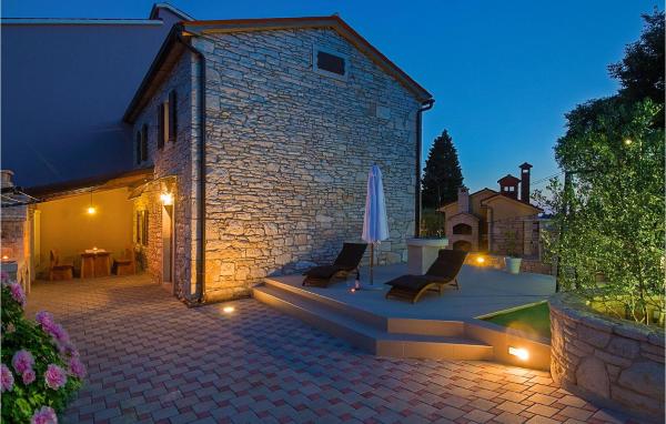 A la foto es mostra l'objecte Two-Bedroom Holiday Home With A Fireplace In Barban situat a la ciutat de Barban.