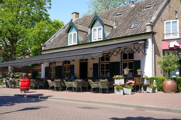 På bilden syns objektet Hotel Het Witte Paard som ligger i staden Etten-Leur.