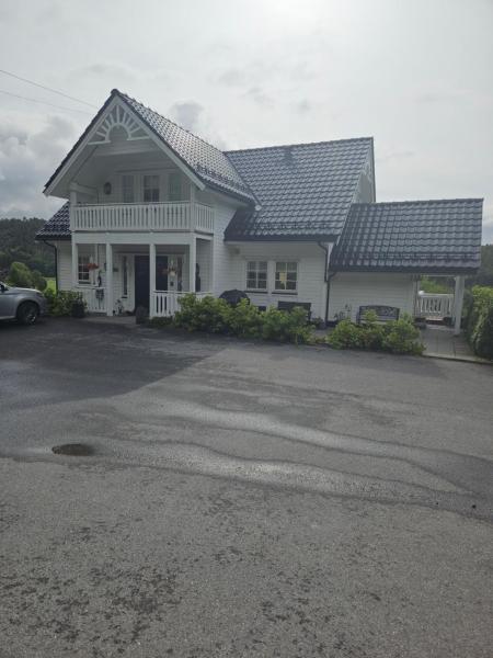 A la foto es mostra l'objecte Gårdsidyll i flotte omgivelser situat a la ciutat de Sjøholt.