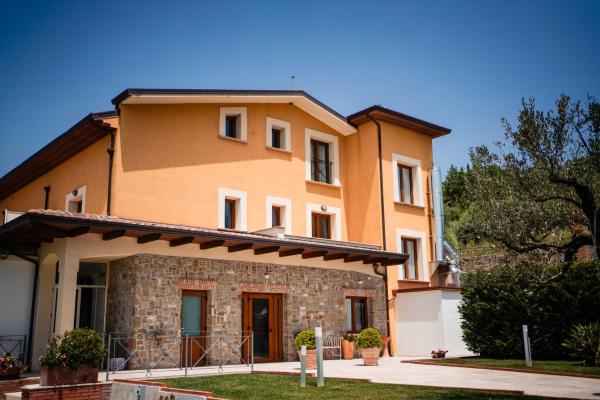 Na fotografii je vidět objekt Casale degli Ulivi Resort nacházející se ve městě Novi Velia.