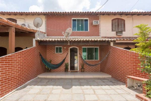 写真にはイグアバ・グランデ市にあるCasa Privativa com Piscina, Churrasqueira, Mesa de Sinucaが写っています。