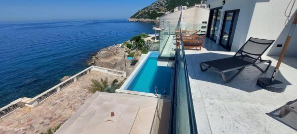 På bildet vises objektet Sea Cliff Villa som ligger i byen Bar.