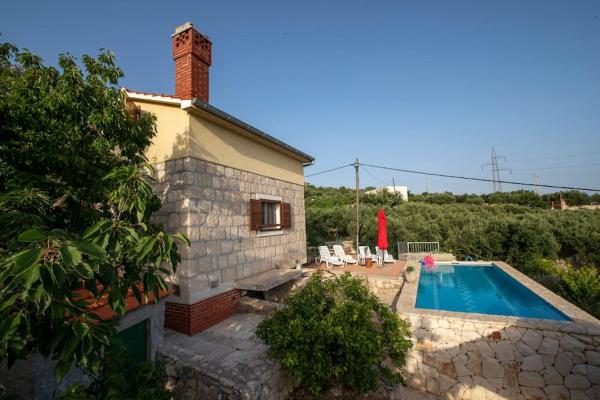 Hill Pool House - Split