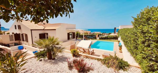 A la foto es mostra l'objecte Villa Nina a mare, Baia di Cornino, Custonaci situat a la ciutat de Custonaci.