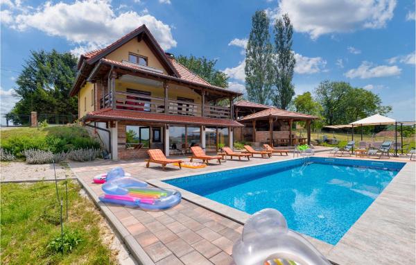 På billedet ses objektet Nice Home In Zelezna Gora With Sauna beliggende i byen Grabrovnik.