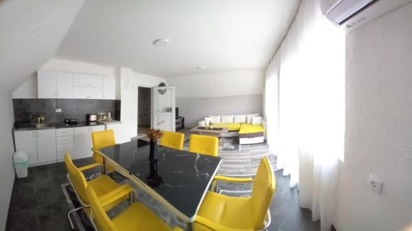 The photo shows the Apartmani Romansa Perucac located in the city of Perućac.