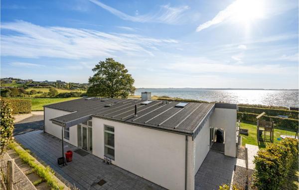 A la foto es mostra l'objecte Awesome Home In Ebeltoft With Wifi situat a la ciutat de Ebeltoft.