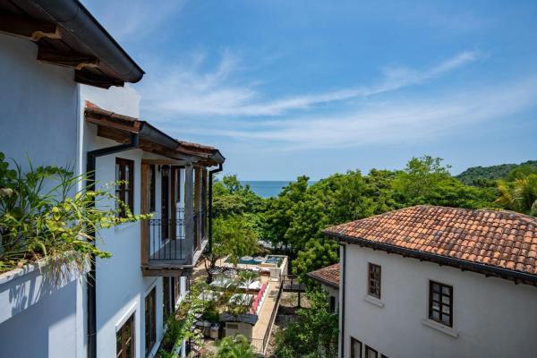 Op de foto is het object Trendy Condo with Modern Decor, Stunning Ocean Views, and Exclusive Beach Club Access te zien, gelegen in de stad Playa Danta.