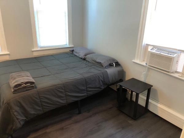 A la foto es mostra l'objecte Private 2-bedroom with free parking and direct bus to NYC Manhattan only 2 blocks away situat a la ciutat de Linden.