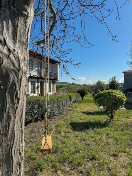 Na zdjęciu widoczny jest obiekt Casa rural Mies de Sabrés położony w mieście Santillana del Mar.