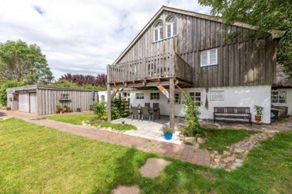 Nella foto è visibile l'oggetto Föhrzeit 2 Klein und fein mit Terrasse, friesisch gemütlich situato nella città di Borgsum.