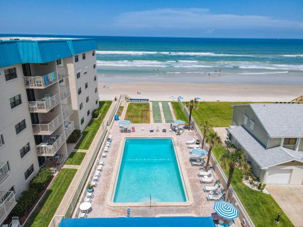 På billedet ses objektet HA310- Hacienda del Sol 1 Lovely direct beachfront 2 bedroom 2 bath condo beliggende i byen Edgewater.