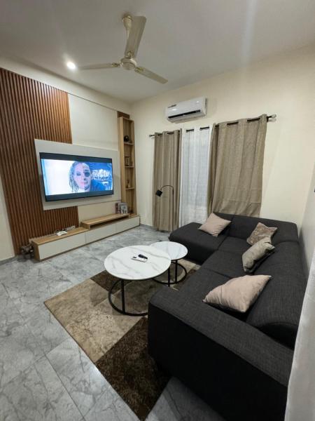 Na zdjęciu widoczny jest obiekt BRADTEX Appart położony w mieście Lomé.