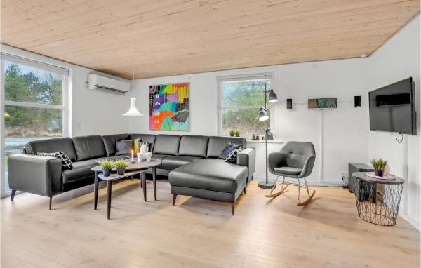 Nella foto è visibile l'oggetto Holiday Home Rømø With Fireplace 06 situato nella città di Bolilmark.