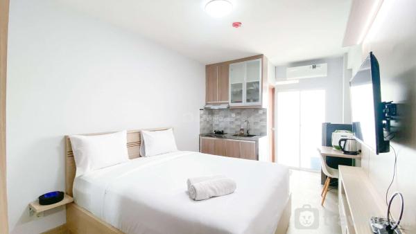 写真にはCinere市にあるCozy Living and Homey Studio Room Cinere Resort Apartment By Travelioが写っています。