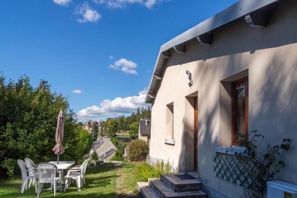Na fotografii je vidět objekt La maison rocher nacházející se ve městě Fournels.