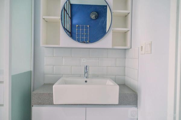Na zdjęciu widoczny jest obiekt Nice and Cozy Studio at Paddington Heights Apartment By Travelio położony w mieście Bendungan-Kecil.
