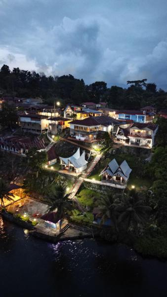 The photo shows the Vandu's View Guest house & Restaurant located in the city of Tomok.