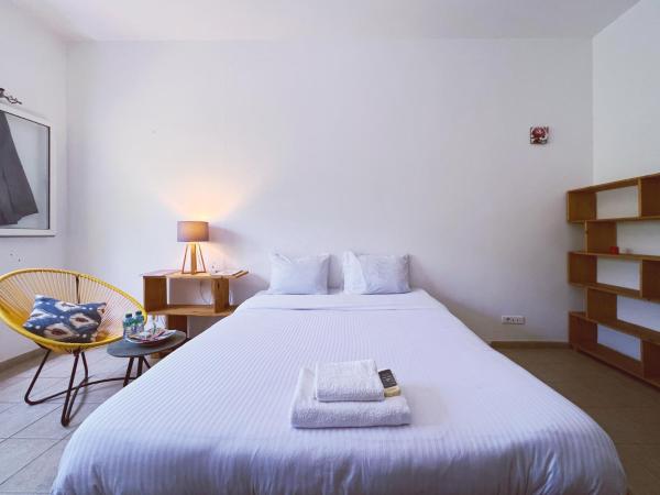 Na foto é possível ver o objeto chambre très confortable climatisée SDB partagée localizado na cidade de Dakar.