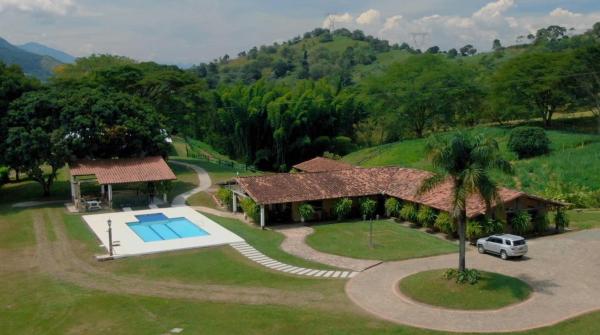 Na zdjęciu widoczny jest obiekt Hacienda La Tranquera położony w mieście Manizales.