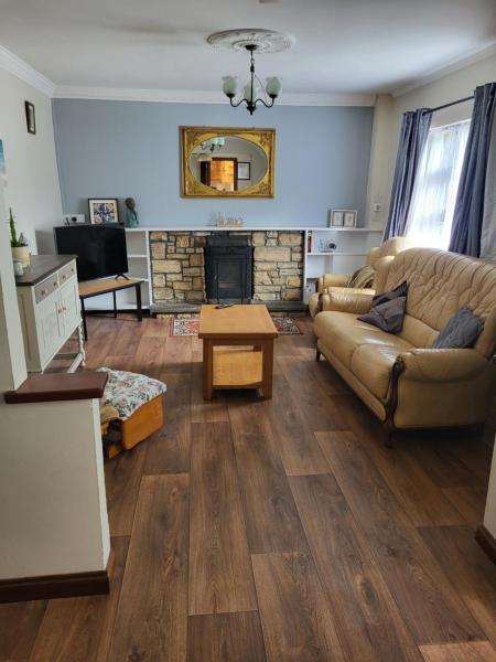 En la foto se muestra el objeto Bluebell apartment sleeps 7 only let as whole apartment ubicado en la ciudad de Blennerville.