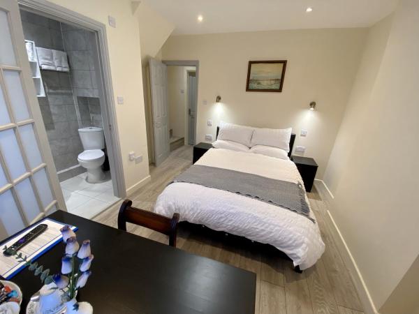 På billedet ses objektet Apartment with an Open-Plan Kitchen Living Room beliggende i byen Aylesbury.