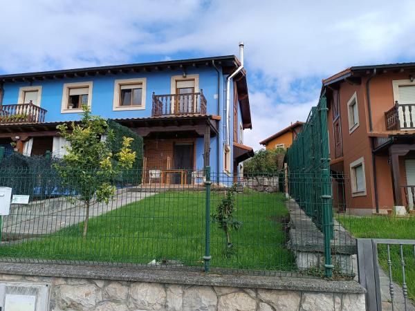 Na foto é possível ver o objeto Chalet adosado Ría de Suances en Cortiguera localizado na cidade de Requejada.