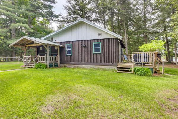 A la foto es mostra l'objecte Peaceful Long Lake Cabin with Dock and Fire Pit! situat a la ciutat de Three Lakes.