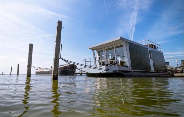 На фото показан объект Cozy Ship In Biddinghuizen, расположенный в городе Биддингхёйзен.