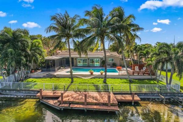 Auf dem Foto ist das Objekt Modern, 4B&3B with Pool and Lake in der Stadt Cooper City zu sehen.
