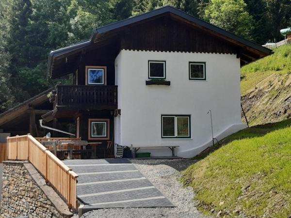 Auf dem Foto ist das Objekt Ferienhaus Teichhaus vulgo Simperle in den kärntnerischen Bergen, besonders geeignet für Naturliebha in der Stadt Schnatten zu sehen.