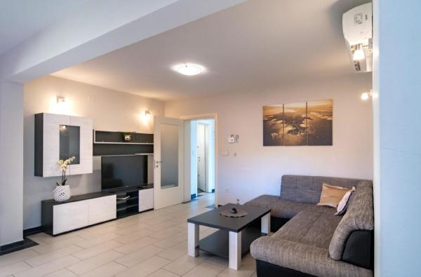 På billedet ses objektet Geräumige Wohnung in Lopar mit Terrasse, Grill und Garten beliggende i byen Lopar.