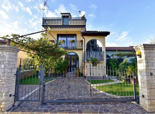 På billedet ses objektet Tolles Appartement in Umag mit Grill, Terrasse und Garten beliggende i byen Umag.