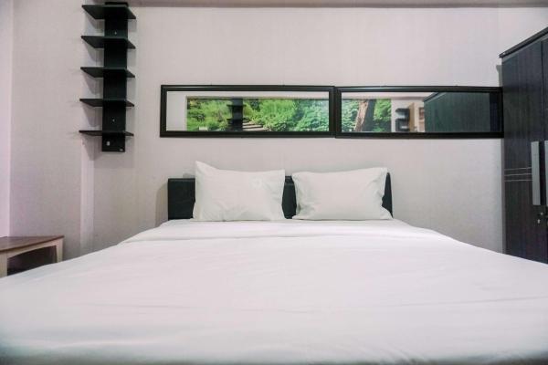Warm and Cozy Stay Studio Green Bay Pluit Apartment By Travelio, Dżakarta