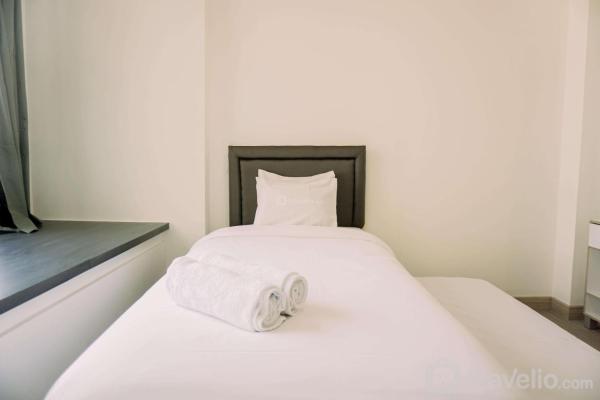 A la foto es mostra l'objecte Homey and Comfy Studio Collins Boulevard Apartment By Travelio situat a la ciutat de Pakulonan.