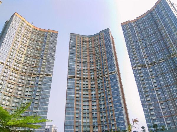 Serene and Best Location 2BR Gold Coast Apartment By Travelio, Dżakarta