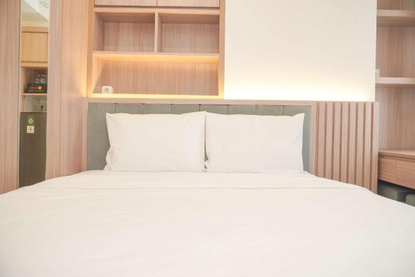A la foto es mostra l'objecte Fully Furnished with Cozy Design Studio Tokyo Riverside PIK 2 Apartment By Travelio situat a la ciutat de Gedong.