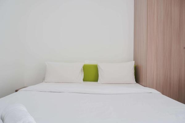 A la foto es mostra l'objecte Simple and Cozy Living Studio at Serpong Garden Apartment By Travelio situat a la ciutat de Cicayur.