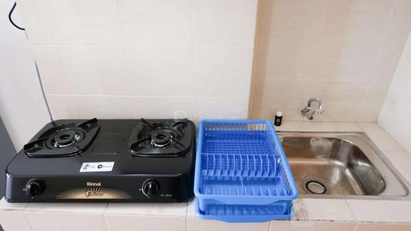 The photo shows the Cozy Stay Studio at Puncak Permai Apartment By Travelio located in the city of Gandel.