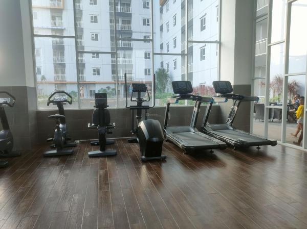 På bilden syns objektet Homey and Comfy 2BR Apartment at Suncity Residence By Travelio som ligger i staden Sidoarjo.