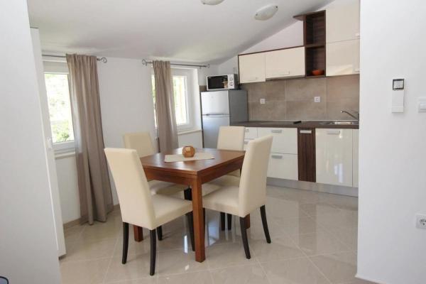 En la foto se muestra el objeto Modern eingerichtete Apartment für 2 Personen in einem Haus mit mehrere Apartments und mit Pool ubicado en la ciudad de Baška.