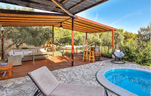 A la foto es mostra l'objecte Holiday Home Kastel Kambelovac With Sea View I situat a la ciutat de Vučevica.