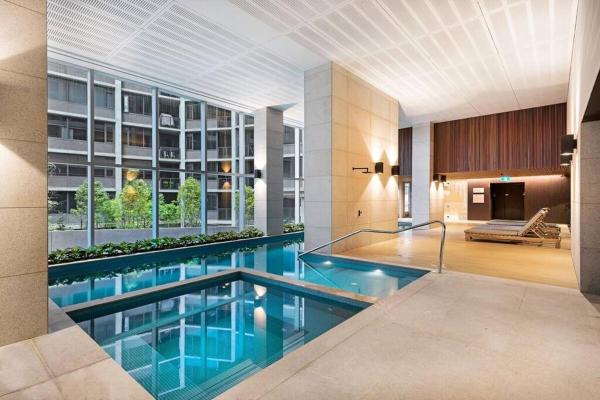 2 Units! Dual Building CBD Living, 1 Min to SkyBus, Melbourne