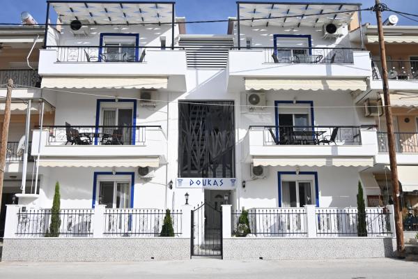 写真にはオフリニオン市にあるDoukas Aparthotelが写っています。