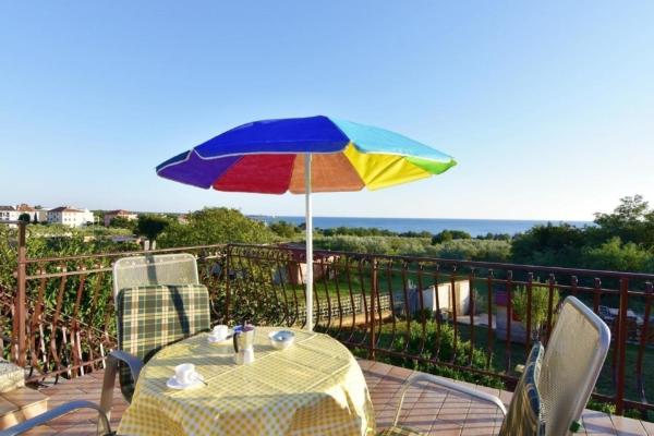 The photo shows the Appartement in Zambratija mit Grill, Garten und Terrasse und Meerblick located in the city of Zambratija.